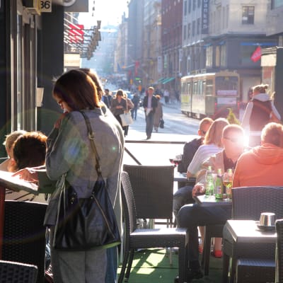 kahvila aleksanterinkadulla Helsingissä