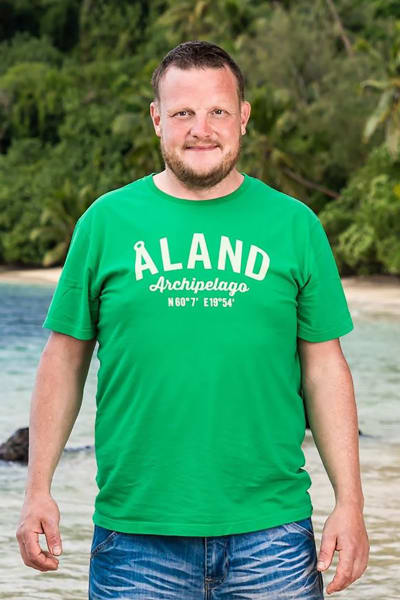 Micke Björklund i grön tröja med texten Åland. 