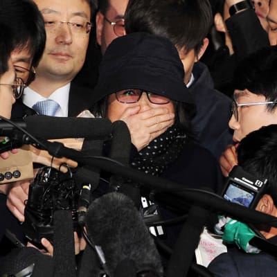 Choi Soon-sil då hon anlände för förhör, innan hon greps i Seoul 31.10.2016