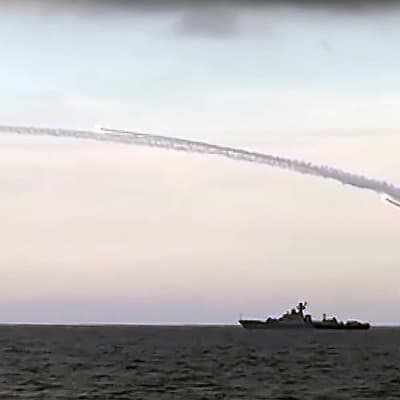 Ryska kryssningsmissiler avfyras mot Syrien från fartyg i Kaspiska havet.