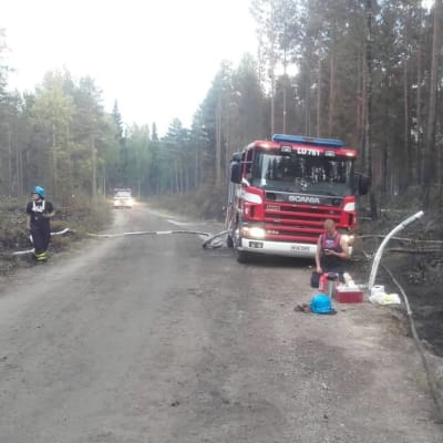 Brandbil från Backgränd FBK på plats vid skogsbranden i Pyhäranta.