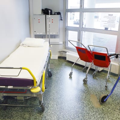 Sairaalasänky ja pyörätuoleja.