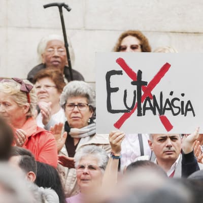 Eutanasian vastustajia parlamenttitalon edustalla Lissabonissa tiistaina.