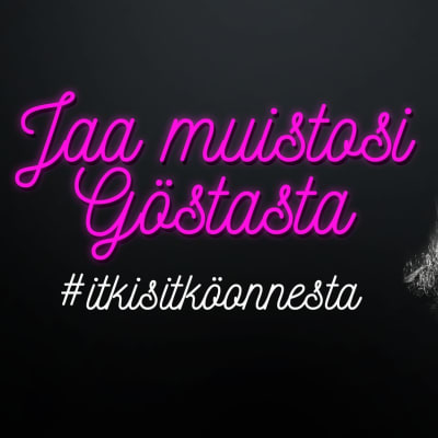 Gösta Sundqvist katsoo kameraan mustavalkoisessa kuvassa. Kuvaan lisätty pinkillä neonvalolla teksti "jaa muistosi Göstasta".