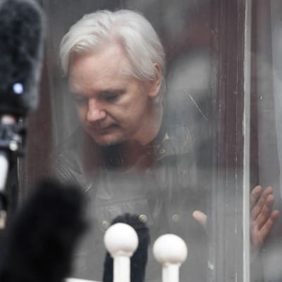 Julian Assange Ecuadorin Lontoon suurlähetystön parvekkeella toukokuussa 2017.