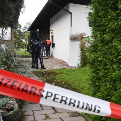 Poliiseja rikospaikalla Kitzbühelissa Itävallassa sunnuntaina.