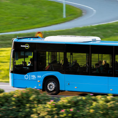 En buss på Västerleden vid Drumsö.