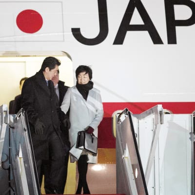 Japanin pääministeri Shinzo Abe saapumassa vierailulle Yhdysvaltoihin vaimonsa Akie Matsuzakin kanssa.