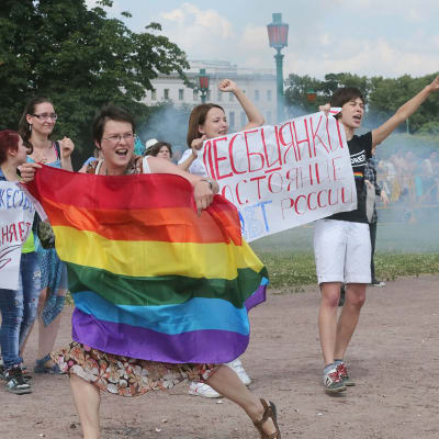 LGBT-ryhmän aktivisteja osoittivat mieltään.