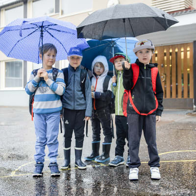 Vartiokylän ala-asteen oppilaita koulurakennuksen edessä.