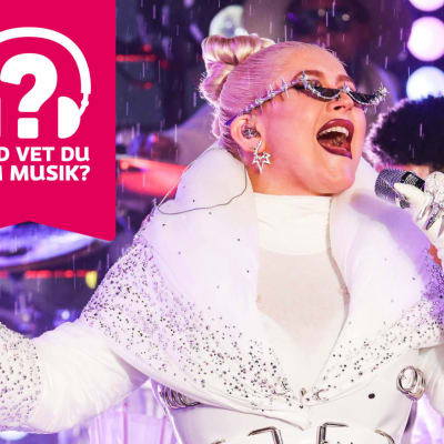 Christina Aguilera sjunger i en mikrofon som hon håller i handen.