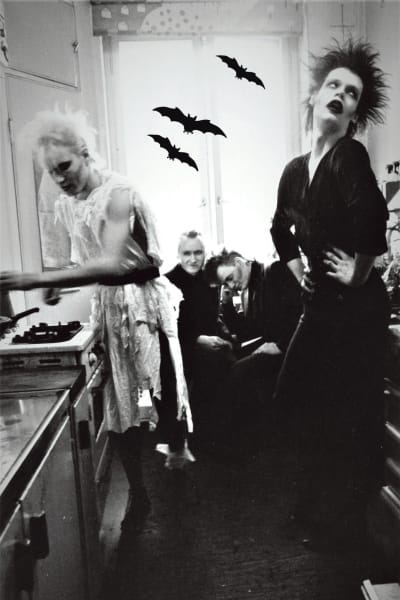 Finskt gothband i ett kök utklädda till en familj.