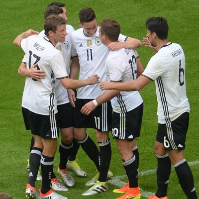 Thomas Müller och Tyskland firar mål