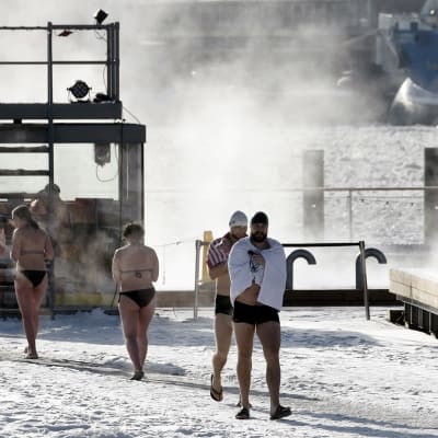 Uimareita Allas Sea Pool merivesialtaalla Helsingissä.