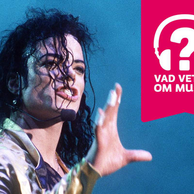 Michael Jackson sjunger i en trådlös och handsfree mikrofon samt håller upp ena handen litet framför sig.