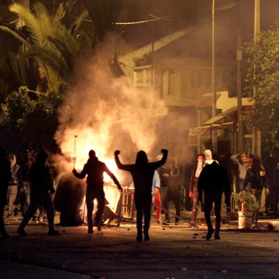 Mielenosoittajia kadulla Tunisian Silianassa.