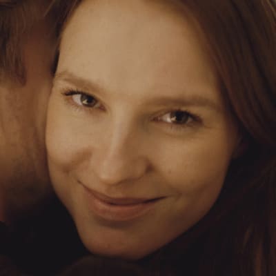 Närbild av Marie (Amanda Collin) som tittar in i kameran.