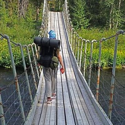 Arkistokuva. Kolsankosken vanha silta Nuorttijoella Urho Kekkosen kansallispuistossa. Silta romahti tammikuussa 2020, ja sen tilalle rakennetaan uusi syksyllä 2020.