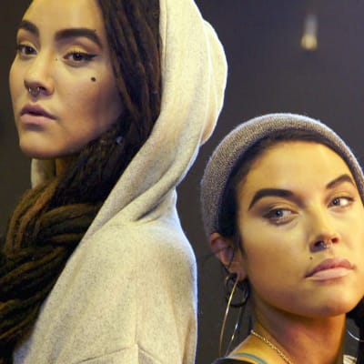 Mimie (till vänster) och Maxida Märak vill sprida samernas kultur via rap.