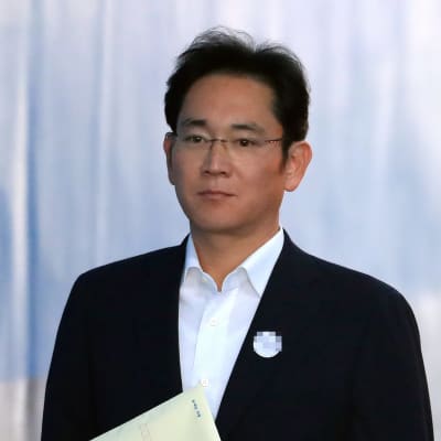 Samsungin varapuheenjohtaja Lee Jae-yong Soulin oikeudessa.