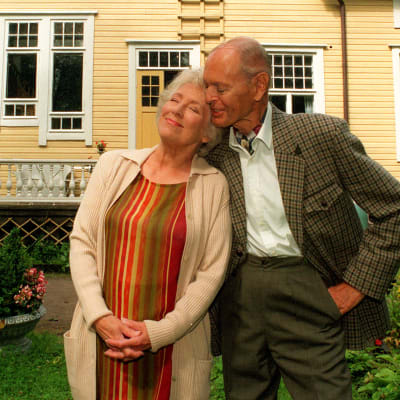 Märta Laurent och Leif Wager i komediserien PrimaVera från år 1996.
