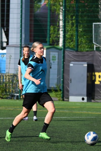 Wilma Sjöholm spelar fotboll.