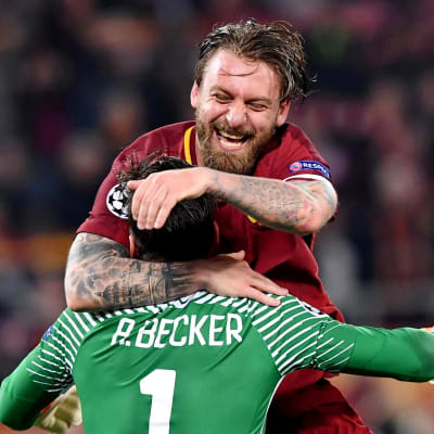 Daniele De Rossi firar segern över Barcelona i Champions League-kvartsfinalerna.