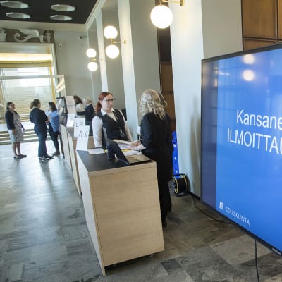 Uusien kansanedustajien ilmoittautuminen eduskuntatalolla 18. huhtikuuta.