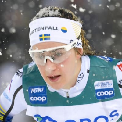 Ebba Andersson åker skidor.