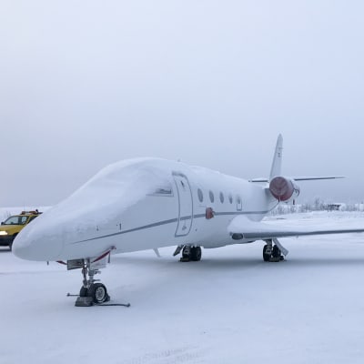 Olycksplanet, en snötäckt privatjet av typen Gulfstream G150 på Kittilä flygplats i Lappland i januari 2018.