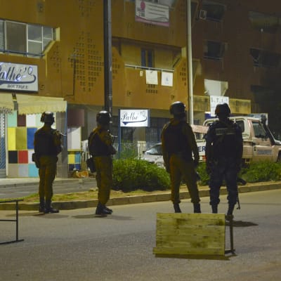 Burkina Fason turvallisuusjoukkoja viime elokuisen ravintolaiskun jälkeen Ouagadougoun keskustassa.
