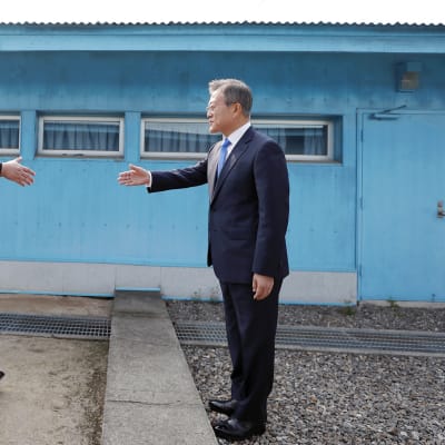 Kim Jong-un ja Moon Jae-in kättelevät Koreoiden rajalla.