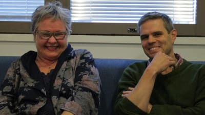 Lili-Ann Junell Kousa och Larson Österberg i Yle Västnylands studio.