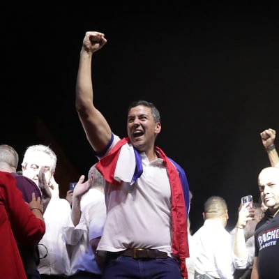 Paraguayn presidentiksi valittu Santiago Pena tuulettaa oikea käsi ilmassa.