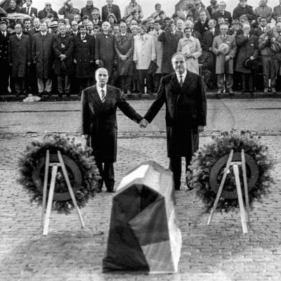 François Mitterrand ja Helmut Kohl seisoivat Verdunissa Douaumontin hautausmaalla käsi kädessä 22. syyskuuta 1984. 