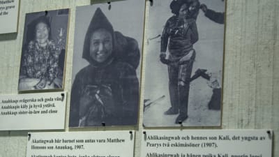 Mustavalkoisia arkistokuvia inuiiteista näyttelyssä.