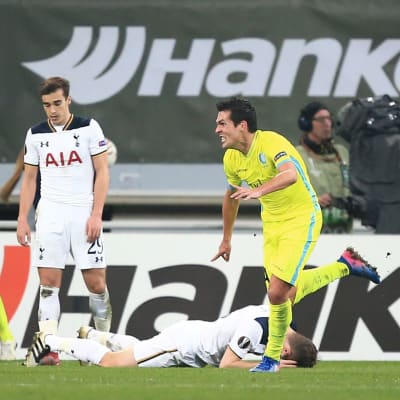 Jeremy Perbet firar mål och Tottenhamspelare deppar