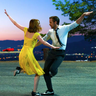 Mia (Emma Stone) och Sebastian (Ryan Gosling) dansar tillsammans på en väg med ett nattligt Los Angeles som fond.