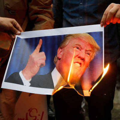 Mielenosoittajat polttivat Donald Trumpin kuvaa USA:n vastaisessa mielenosoituksessa Teheranssa, Iranissa 9. toukokuuta.