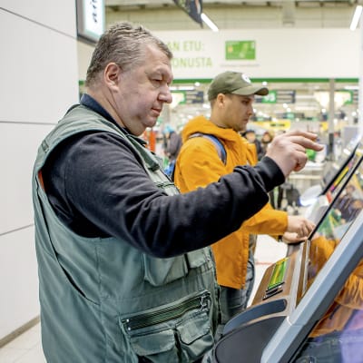 Aleksander Porjadin pelaa peliautomaatilla.