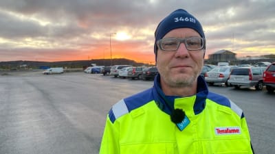 Jukka Vetola, huvudförtroendeman för arbetstagarna på Terrafame ser in i kameran. Han har på sig en gul rock och en blå mössa.