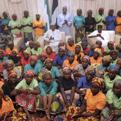 Nigerian presidentti Muhammadu Buhari tapasi vapautettuja Chibokin kaupungin koulutyttöjä.