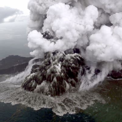 Anak Krakatau -tulivuoren purkaus ilmasta kuvattuna.