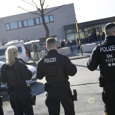 Poliiseja Dresdenissä.