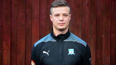 Alexander Österlund är spelande tränare i Hanko Futsal Club.
