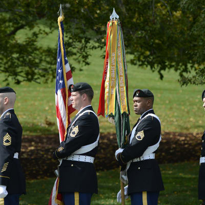 Yhdysvaltain armeijan rikoisjoukot John. F Kennedyn haudalla