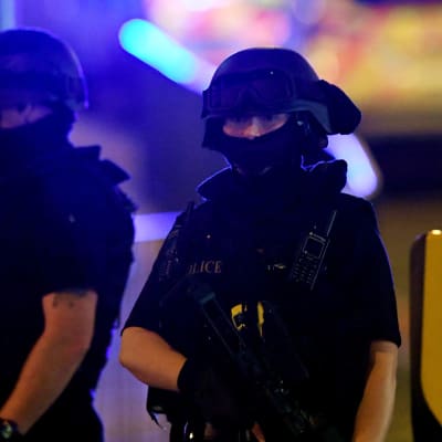 Poliiseja partioimassa räjähdyksen jälkeen Manchester Arenan lähellä tiistaina.