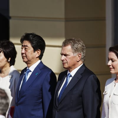 Japanin pääministeri Shinzo Abe ja hänen vamonsa Akie Abe tervetuliaistilaisuudessa Helsingissä maanantaina.