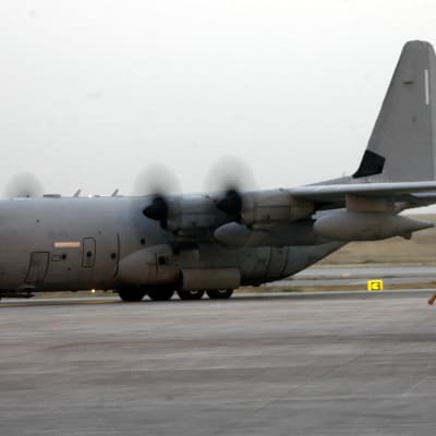 Italialainen Hercules-avustuskone laskeutuu Erbilin kentälle elokuussa 2014.
