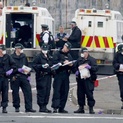 Poliisi keräsivät todistusaineistoa Pohjois-Irlannin Derryssä paikalla, jossa toimittaja Lyra McKee ammuttiin torstaina.